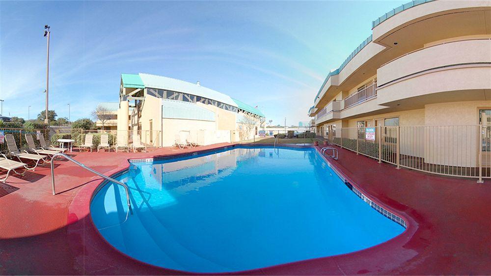 Homegate Studio And Suites San Antonio Bagian luar foto