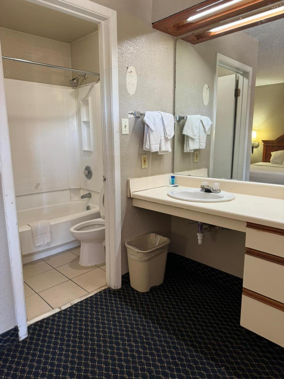 Homegate Studio And Suites San Antonio Bagian luar foto